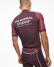 Load image into Gallery viewer, Pas Normal Studios - Mechanism Stow Away Gilet - Light Burgundy