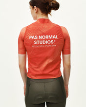 Load image into Gallery viewer, Pas Normal Studios - Women's Mechanism Stow Away Gilet - AOP Hibiscus Orange

