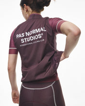 Load image into Gallery viewer, Pas Normal Studios - Women&#39;s Stow Away Gilet - Light Burgundy
